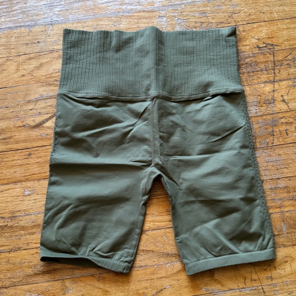 NWOT  - FLAWED - FP Movement - Good Karma‎ Bike Shorts Army Green - Picture 2 of 4